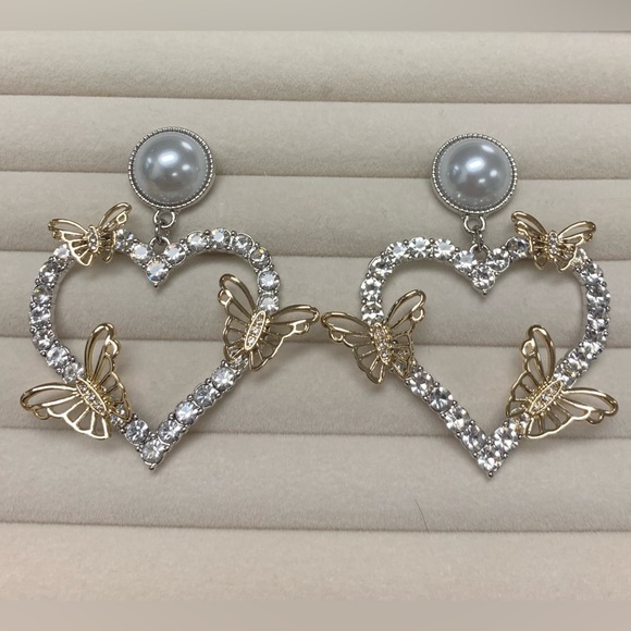 🦋 Beautiful Hollow Rhinestone Heart Hoops Adorned  with Gold Butterflies - Picture 2 of 6